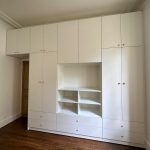 Comment concevoir un meuble sur mesure dans votre appartement Concevoir un meuble sur mesure dans un appartement permet d’optimiser chaque espace disponible. Cette approche améliore le confort tout en valorisant l’intérieur. Ainsi, le mobilier s’adapte parfaitement à votre mode de vie. De plus, le sur mesure apporte une vraie cohérence esthétique. Par conséquent, votre appartement gagne en fonctionnalité et en élégance. Analyser l’espace et les besoins réels Avant toute conception, il faut analyser l’espace existant. D’abord, mesurez précisément les murs, les angles et les hauteurs. Ensuite, identifiez vos besoins de rangement. Ainsi, vous évitez les erreurs d’aménagement. De plus, cette étape garantit un meuble réellement utile. Par conséquent, le projet reste cohérent dès le départ. Définir la fonction du meuble sur mesure Un meuble sur mesure répond toujours à un usage précis. Par exemple, il peut servir de rangement, de séparation ou de meuble multifonction. Ensuite, définissez les éléments à intégrer. Ainsi, le meuble correspond à votre quotidien. De plus, une fonction claire simplifie la conception. Par conséquent, le résultat reste pratique et durable. Choisir l’emplacement idéal dans l’appartement L’emplacement influence fortement la conception. Un mur porteur, un couloir ou une niche offrent des possibilités différentes. Ainsi, le meuble s’intègre naturellement à la pièce. De plus, il respecte la circulation. Par conséquent, l’appartement conserve une bonne fluidité. Sélectionner les matériaux et les finitions Le choix des matériaux détermine l’ambiance. Le bois apporte chaleur et authenticité. À l’inverse, des finitions mates créent un style moderne. De plus, les couleurs claires agrandissent visuellement l’espace. Ainsi, le meuble participe pleinement à la décoration. Intégrer les contraintes techniques La conception doit anticiper les contraintes techniques. Elle prend en compte les prises, les plinthes et les radiateurs. Ainsi, aucun élément ne reste visible. De plus, le meuble conserve une bonne stabilité. Par conséquent, l’installation reste fiable et durable. Penser l’évolution et la durabilité Comment Concevoir un Meuble Sur Mesure dans votre Appartement ?