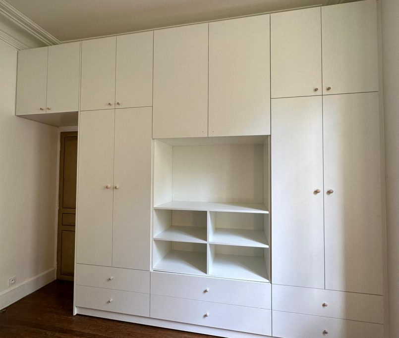 Comment concevoir un meuble sur mesure dans votre appartement Concevoir un meuble sur mesure dans un appartement permet d’optimiser chaque espace disponible. Cette approche améliore le confort tout en valorisant l’intérieur. Ainsi, le mobilier s’adapte parfaitement à votre mode de vie. De plus, le sur mesure apporte une vraie cohérence esthétique. Par conséquent, votre appartement gagne en fonctionnalité et en élégance. Analyser l’espace et les besoins réels Avant toute conception, il faut analyser l’espace existant. D’abord, mesurez précisément les murs, les angles et les hauteurs. Ensuite, identifiez vos besoins de rangement. Ainsi, vous évitez les erreurs d’aménagement. De plus, cette étape garantit un meuble réellement utile. Par conséquent, le projet reste cohérent dès le départ. Définir la fonction du meuble sur mesure Un meuble sur mesure répond toujours à un usage précis. Par exemple, il peut servir de rangement, de séparation ou de meuble multifonction. Ensuite, définissez les éléments à intégrer. Ainsi, le meuble correspond à votre quotidien. De plus, une fonction claire simplifie la conception. Par conséquent, le résultat reste pratique et durable. Choisir l’emplacement idéal dans l’appartement L’emplacement influence fortement la conception. Un mur porteur, un couloir ou une niche offrent des possibilités différentes. Ainsi, le meuble s’intègre naturellement à la pièce. De plus, il respecte la circulation. Par conséquent, l’appartement conserve une bonne fluidité. Sélectionner les matériaux et les finitions Le choix des matériaux détermine l’ambiance. Le bois apporte chaleur et authenticité. À l’inverse, des finitions mates créent un style moderne. De plus, les couleurs claires agrandissent visuellement l’espace. Ainsi, le meuble participe pleinement à la décoration. Intégrer les contraintes techniques La conception doit anticiper les contraintes techniques. Elle prend en compte les prises, les plinthes et les radiateurs. Ainsi, aucun élément ne reste visible. De plus, le meuble conserve une bonne stabilité. Par conséquent, l’installation reste fiable et durable. Penser l’évolution et la durabilité Comment Concevoir un Meuble Sur Mesure dans votre Appartement ?